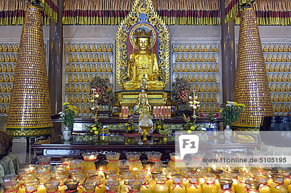 Asien  Malaysia  Penang Island. Dhammikarama-Tempel  altar