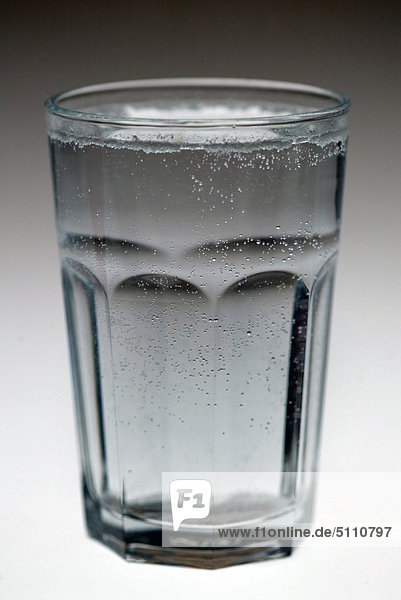 Glas mit Wasser gefüllt