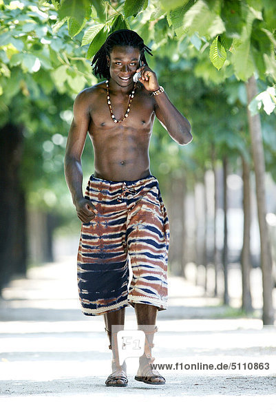 Afro-American Mann mit mobile
