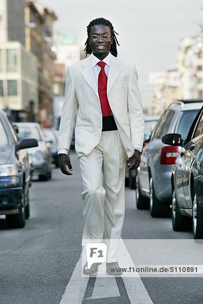 Gut gekleidet Afro - american Mann zu Fuß auf der Straße