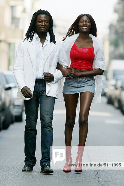 Paar zu Fuß auf der Straße