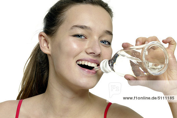 Junge Frau trinkt Wasser
