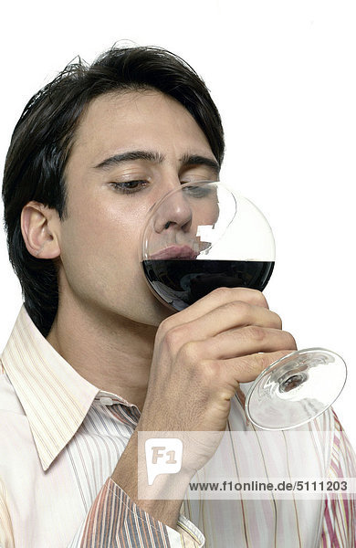 Mann trinkt Wein
