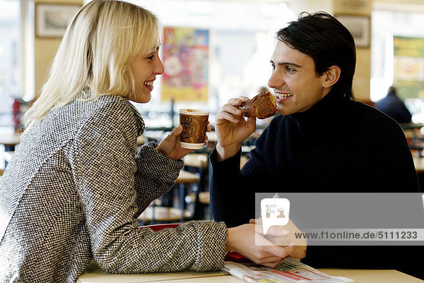 Paar dem Frühstück in einem Café