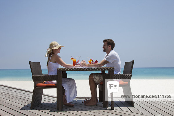 Zusammenhalt  Strand  Terrasse  essen  essend  isst