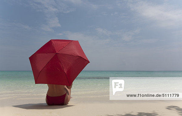 sitzend  Frau  Strand  Regenschirm  Schirm  unterhalb  Sonnenschirm