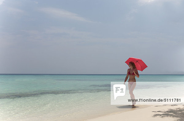 Frau  gehen  Strand  Regenschirm  Schirm  Sonnenschirm