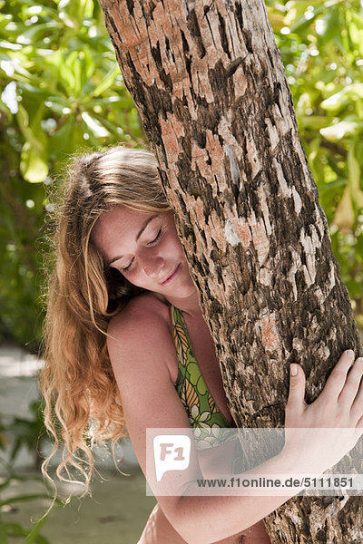 Tropisch Tropen subtropisch Frau umarmen Strand Baum