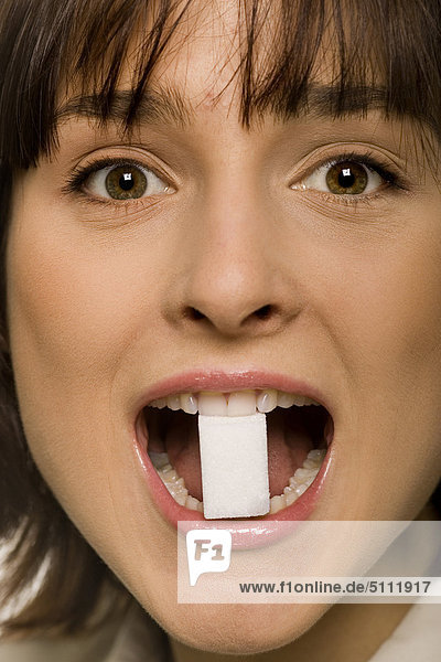 Frau 's close up mit Zuckerwürfel Zahnzwischenräume