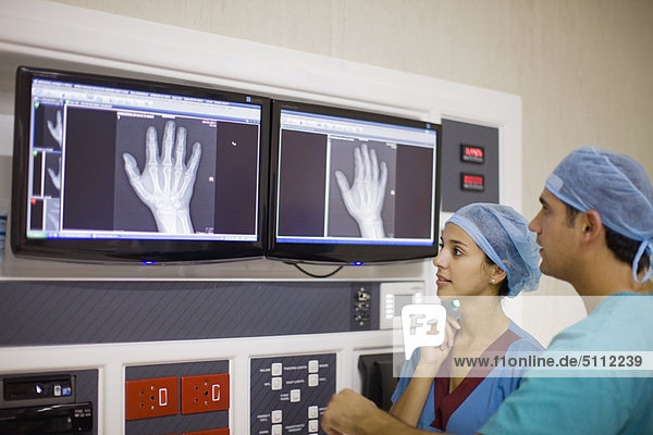 Ärzte untersuchen das Röntgenbild der Hand