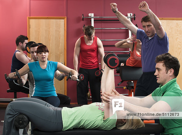 Gruppe von Personen  die im Fitnessstudio trainieren