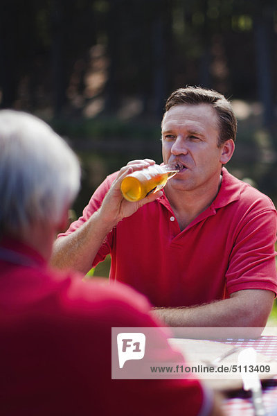 Mann  Picknick  trinken  Tisch  Bier