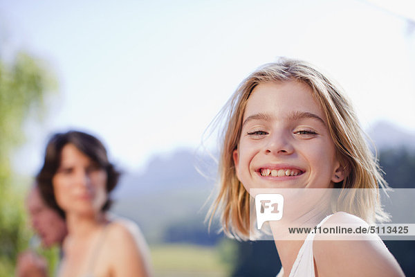 Außenaufnahme  lächeln  jung  Mädchen  freie Natur