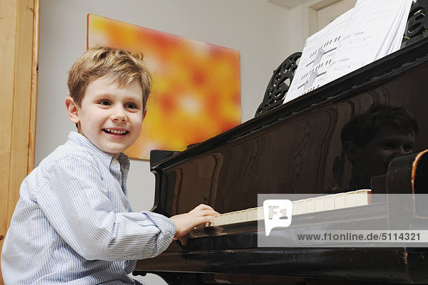Junge - Person  Zimmer  Klavier  Wohnzimmer  spielen