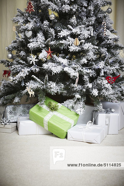 Verzierter Weihnachtsbaum mit Geschenken