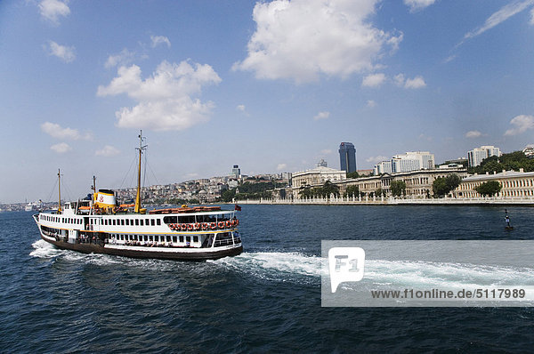 Türkei  Istanbul  ferry auf den Bosporus