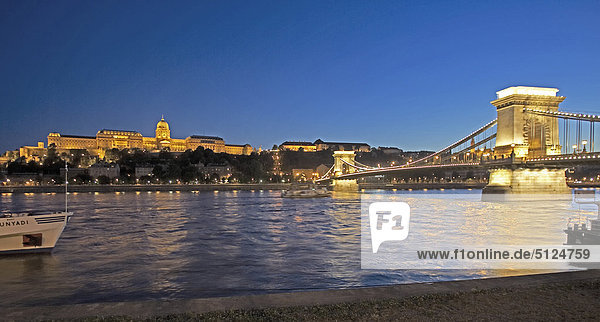 Europa  Ungarn  Budapest  die Kettenbrücke  Schloss königlichen Palast