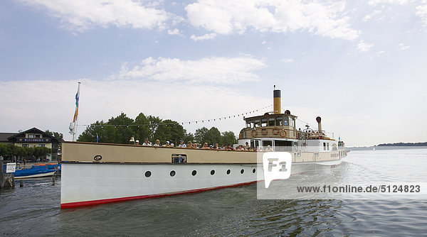 Deutschland  Bayern  Chiemsee See  Raddampfer Motorboot