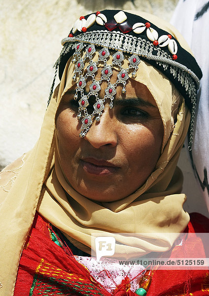 Afrika  Algerien  eine Fläche  Sahara-Wüste  Taghit Dorf  Frau in traditioneller Kleidung