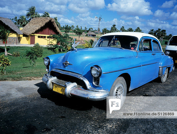 Auto Dorf blau Kuba