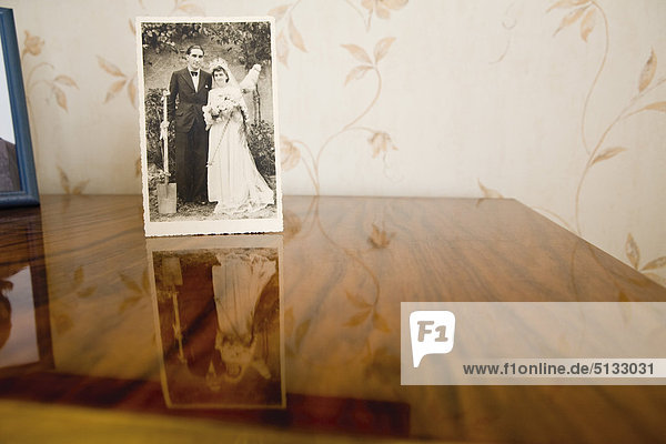 Altes Foto von Braut und Bräutigam an ihrem Hochzeitstag
