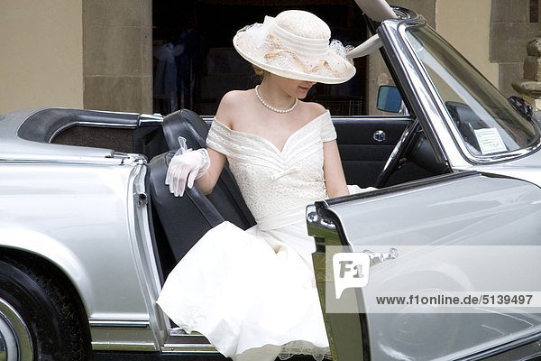 Porträt von eine Braut in einem Auto sitzt
