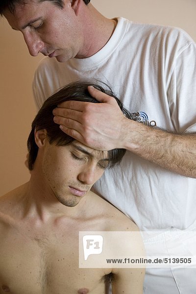 Mann Massage empfangen