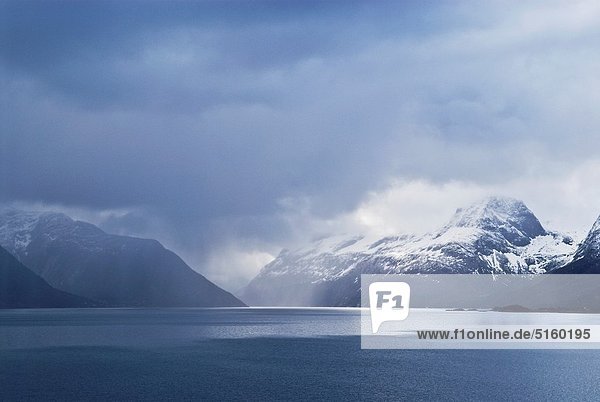 Berg  bedecken  über  Sturm  Küste  Meer  Norwegen  Schnee