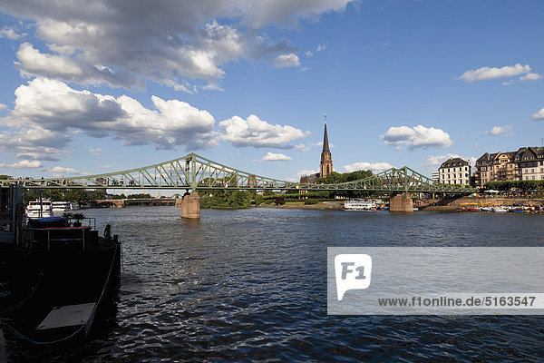 Europa  Deutschland  Hessen  Frankfurt  Blick auf Eiserner Steg mit Stadt im Hintergrund