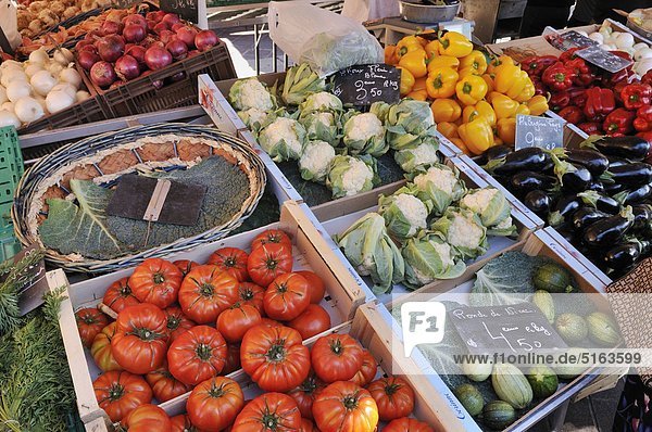 Europa  Frankreich  Provence  Alpes Maritimes  Cote d'Azur  Nizza  Verschiedenes frisches Gemüse am Marktstand