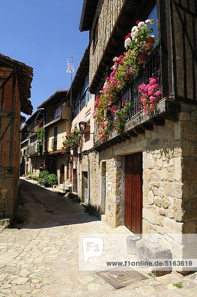 Europa  Spanien  Kastilien und Leon  Sierra de Francia  La Alberca  Blick auf Gasse in der Altstadt