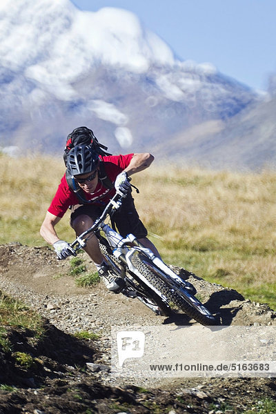 Italien  Livigno  Blick auf den Mann auf dem Mountainbike Downhill