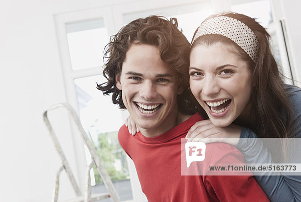 Deutschland  Köln  Nahaufnahme eines glücklichen jungen Paares in einer renovierten Wohnung