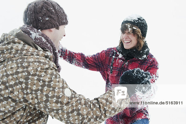Österreich  Salzburger Land  Flachau  Junger Mann und Frau spielen im Schnee