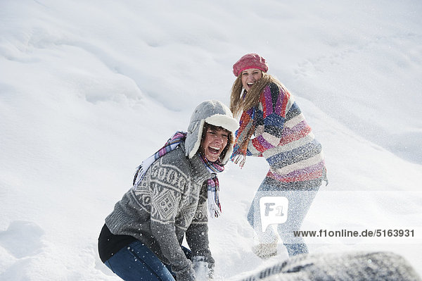 Österreich  Salzburger Land  Flachau  Junge Frauen Schneekampf im Schnee