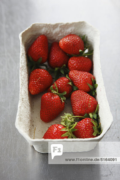 Nahaufnahme von Erdbeeren im Karton