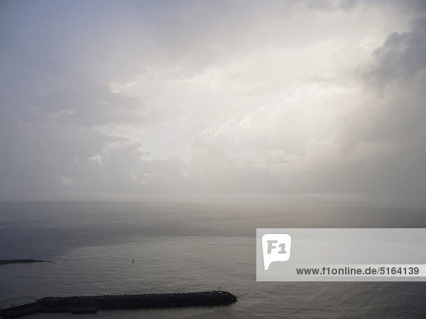 Süditalien  Amalfiküste  Piano di Sorrento  Blick auf den Pier im Morgengrauen