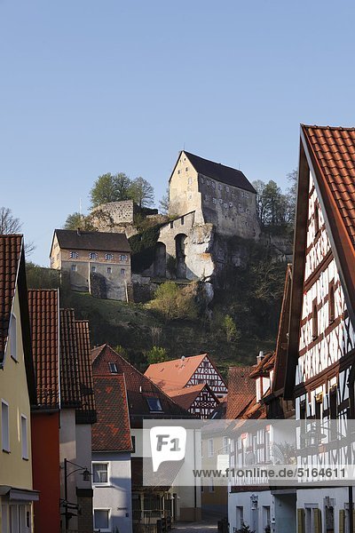 Deutschland  Bayern  Franken  Oberfranken  Fränkische Schweiz  Pottenstein  Blick auf die Burg auf dem Berg mit Stadt im Vordergrund