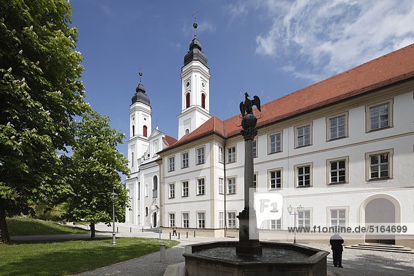 Deutschland  Bayern  Schwaben  Allgäu  Irsee  Ansicht der Abtei mit Springbrunnen