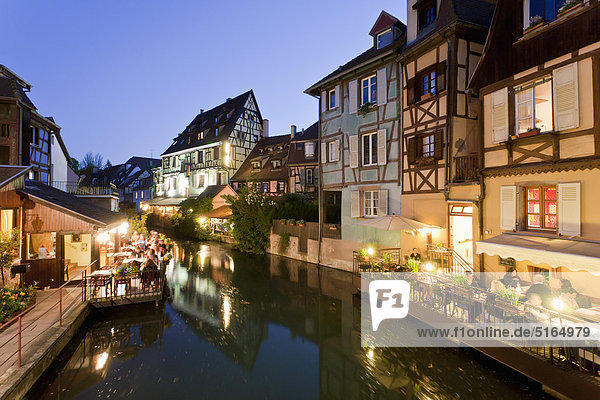 Frankreich  Elsass  Colmar  Krutenau  Blick auf das Quartier La Petite Venise mit Restaurant am Fluss Lauch bei Nacht