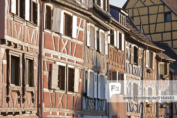 Frankreich  Elsass  Colmar  Krutenau  Quai de la Poissonnerie  Blick auf das Quartier La Petite Venise mit Holzrahmen