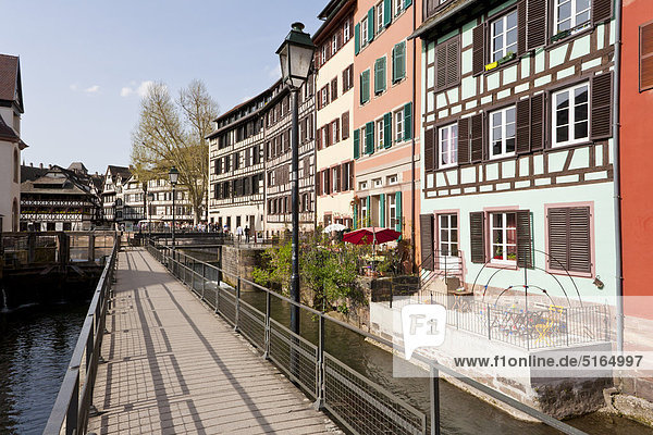 Frankreich  Elsass  Straßburg  Petite-Frankreich  Blick auf schöne Rahmenhäuser mit Fußgängerbrücke am Fluss L'ill