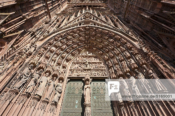 Frankreich  Elsass  Straßburg  Ansicht der Kathedrale Notre Dame mit dekorierter Tür