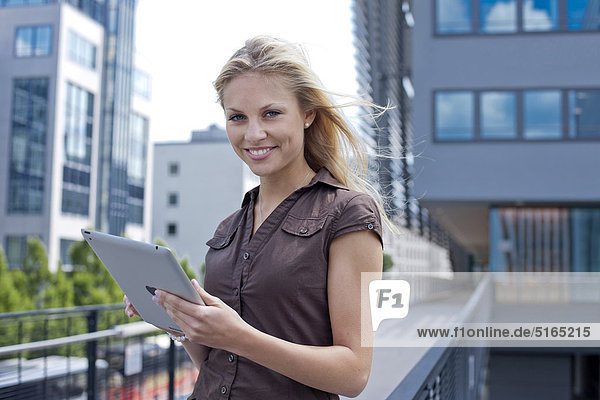 Junge Frau mit Ipad