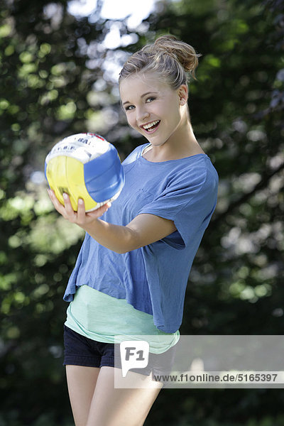 Junge Frau spielt mit dem Ball