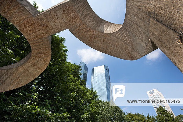 Skulptur vor dem Deutsche-Bank-Hochhaus  Frankfurt am Main  Deutschland