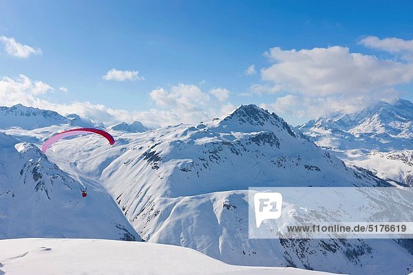 hoch  oben  fliegen  fliegt  fliegend  Flug  Flüge  Berg  bedecken  Gleitschirm  Pilot  Schnee