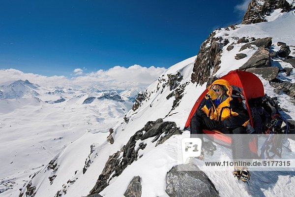Bergsteiger hoch oben sitzend Berg über Schnee Zelt Sauerstoffmaske Maske