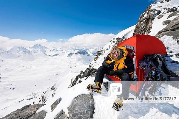 Bergsteiger sitzend Eingang Zelt Spaß