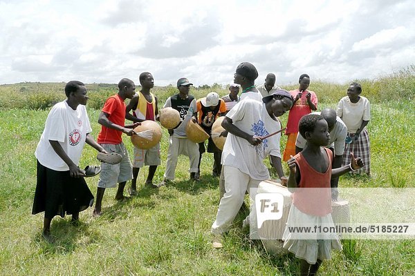 hoch  oben  acquired immune deficiency syndrome  Aids  arbeiten  Fotografie  unterrichten  Unterstützung  tanzen  Dorf  Musik  zeigen  halten  Schauspiel  Uganda